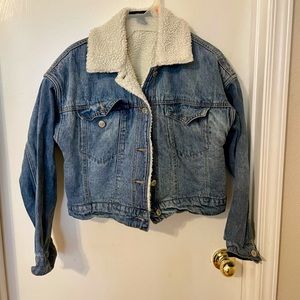 Acid washed denim jacket with a cropped fit. Lined with faux Sherpa. Size small
